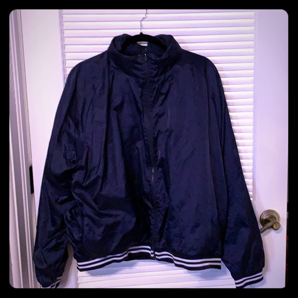 Men’s Water-resistant, fully lined wind breaker.